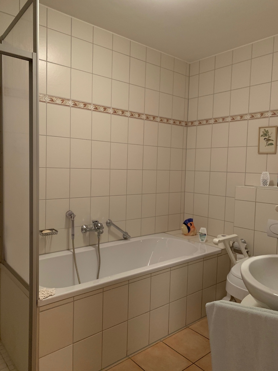 Badezimmer mit Wanne und Dusche Etagenwohnung Troisdorf