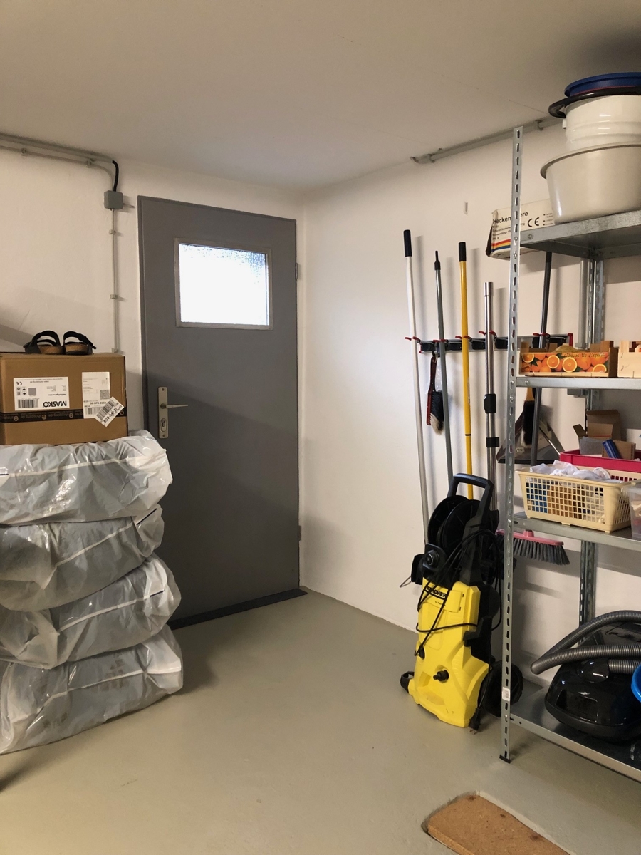 gro�er Kellerraum mit T�re zur Kellerau�entreppe Doppelhaush�lfte Sankt Augustin