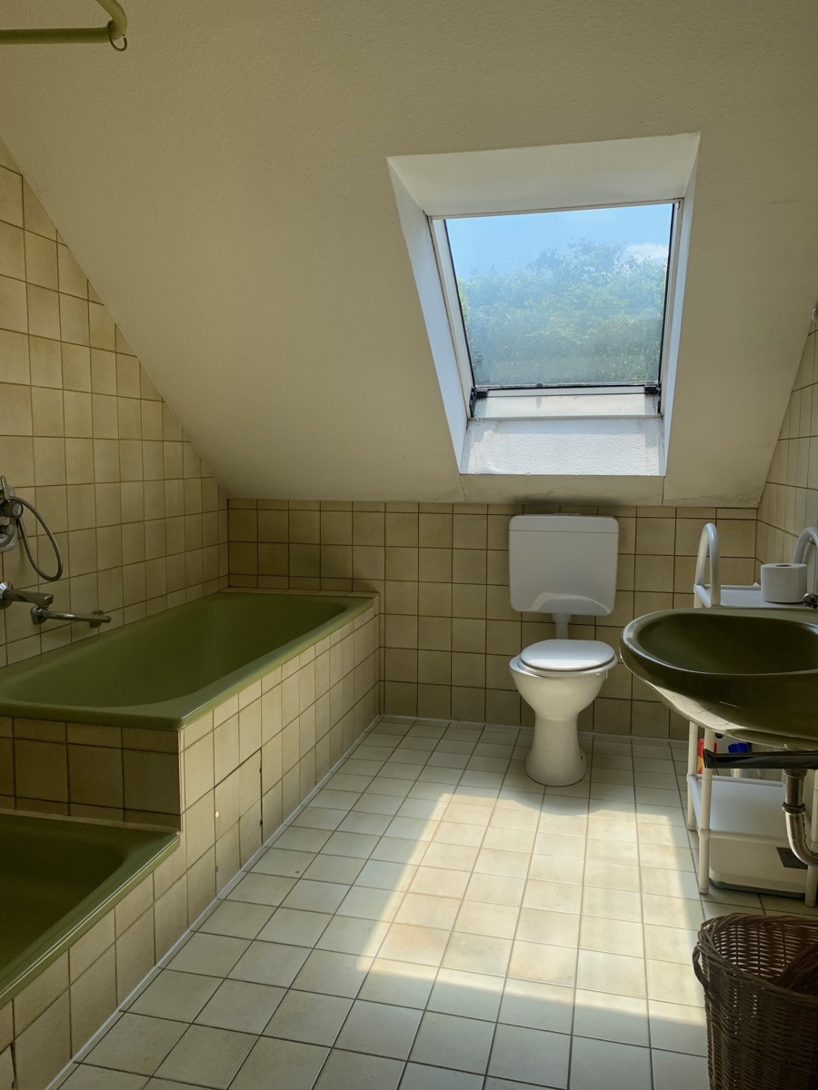 Badezimmer mit Wanne, Dusche und WC Einfamilienhaus Sankt Augustin