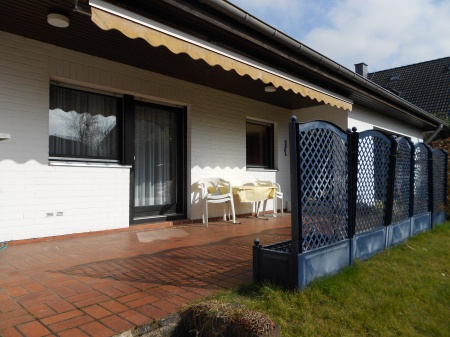 Terrasse Bonn / Holzlar Bungalow BONN-HOLZLAR,freistehender Bungalow, 3-4 Zimmerca. 115 m� Wfl., mit Terrasse, ca. 681 m� Grst.,