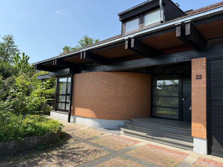 Eingangsbereich Sankt Augustin Zweifamilienhaus ST. AUGUSTIN NIEDERBERG, freist. EFH mit ELW, 8 Zimmer 258 m� Wfl. 2 Garagen, Keller, gr. 1.527 GrSt