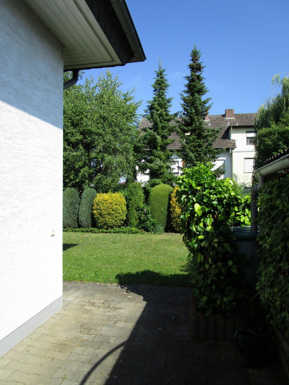 seitlich vom Haus zu Garten Bungalow Sankt Augustin / Hangelar