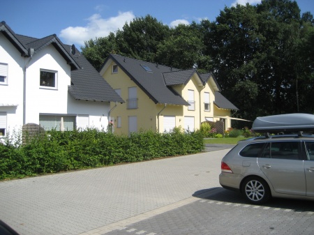 Ansicht mit Parkbucht Doppelhaush�lfte Sankt Augustin