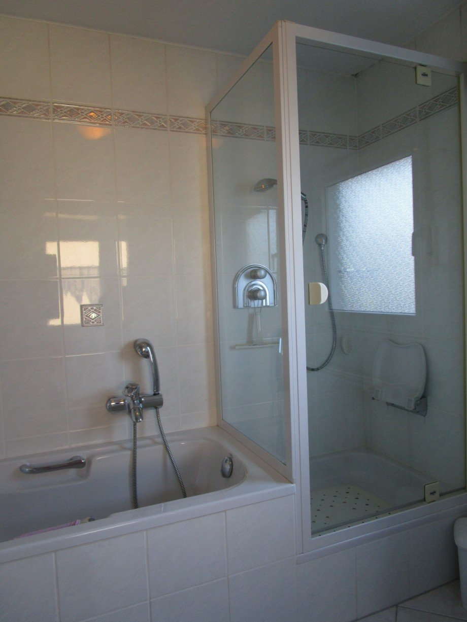 Bad mit Dusche, Wanne und WC im OG Haus Sankt Augustin