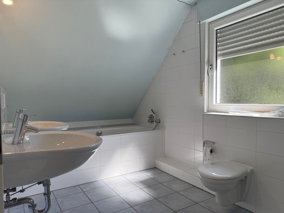 Ansicht Bad mit Wanne und Dusche Doppelhaush�lfte Sankt Augustin