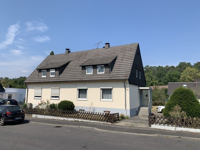 Aussenansicht Siegburg / Stallberg Einfamilienhaus SIEGBURG, sch�nes 1 bis 2 Familienhaus mit Anbau, 8 Zi., ca. 130 m� Wfl., 3 Garagen, ca. 745 m� GrSt