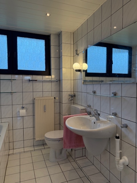 Bad mit Wanne und Dusche Etagenwohnung Sankt Augustin