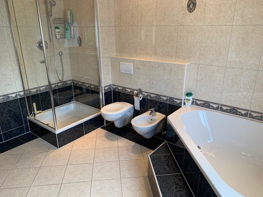 Ansicht Badezimmer im OG mit Wanne und Dusche Doppelhaush�lfte Sankt Augustin