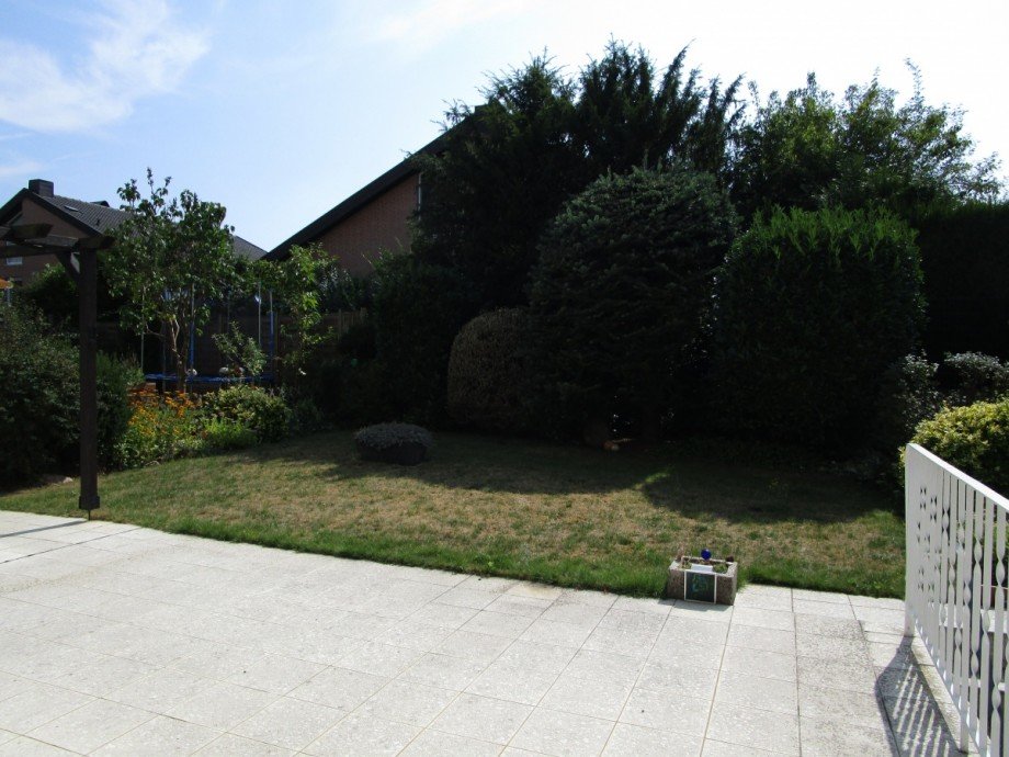 Blick von der Terrasse in den Garten Doppelhaush�lfte Sankt Augustin