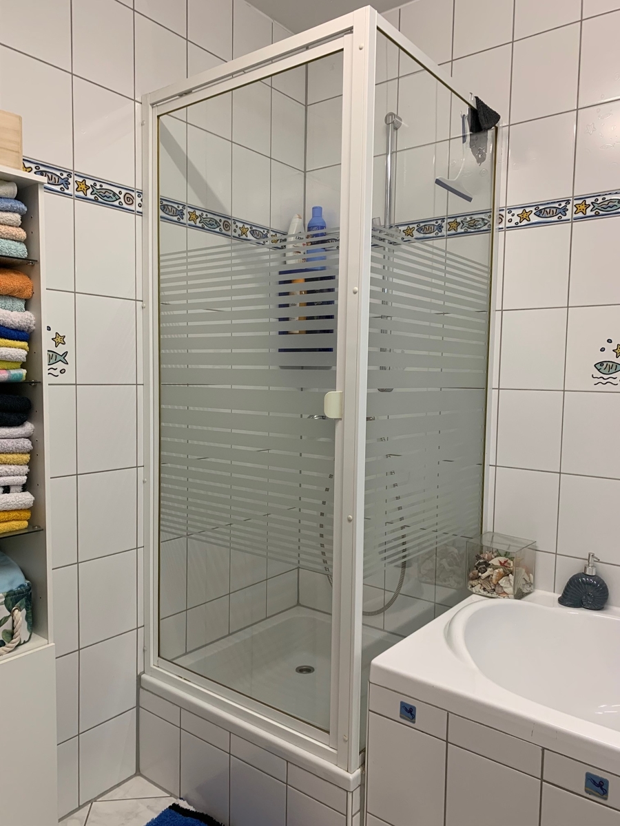 Ansicht Badezimmer mit Wanne und Dusche Reihenhaus Sankt Augustin