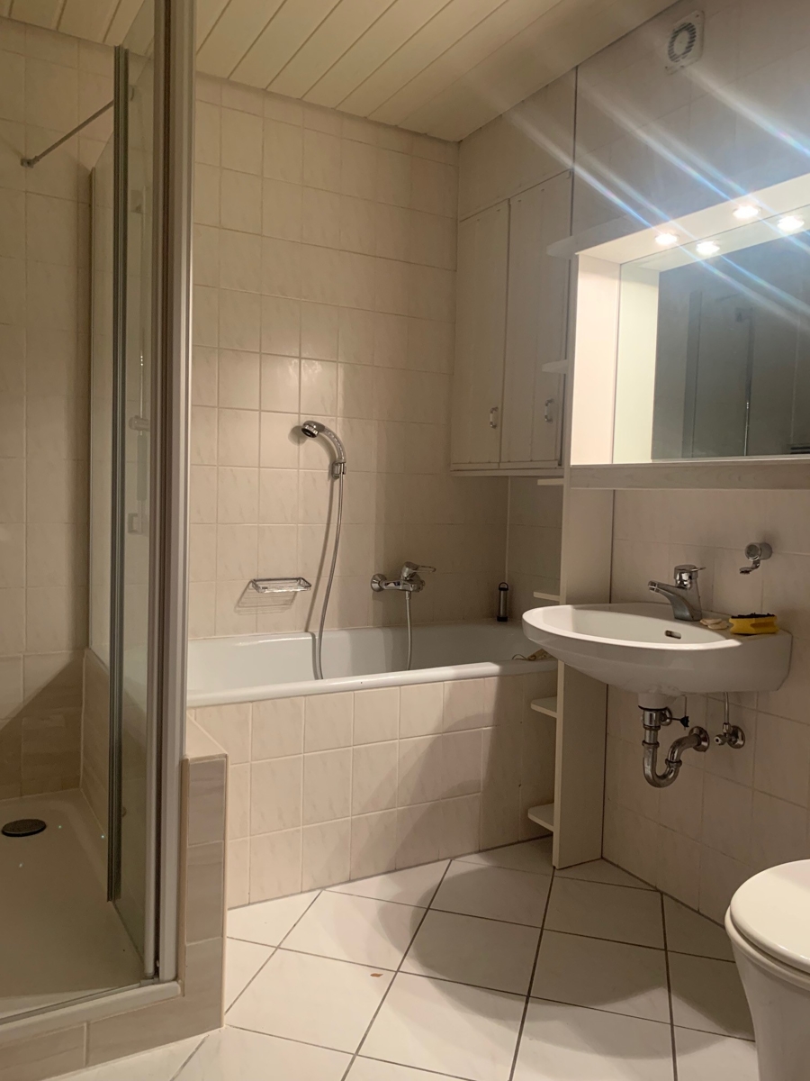 Badezimmer I OG mit Dusche, Wanne und WC Reihenhaus Sankt Augustin
