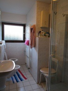 Ansicht Bad mit Dusche und WC SANKT AUGUSTIN-NIEDERBERG, freist. EinFamH mit 6-7 Zimmern, ca. 160 m� WNfl., + Keller, 839 m� GrSt.