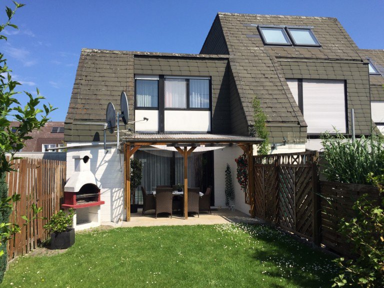 R�ckansicht mit Garten Sankt Augustin Reihenhaus SANKT AUGUSTIN, zentrale Lage, sch�nes Reiheneckhaus, 4 Zi. ca. 104 m� Wfl, Bad, 226 m� GrSt. Garage