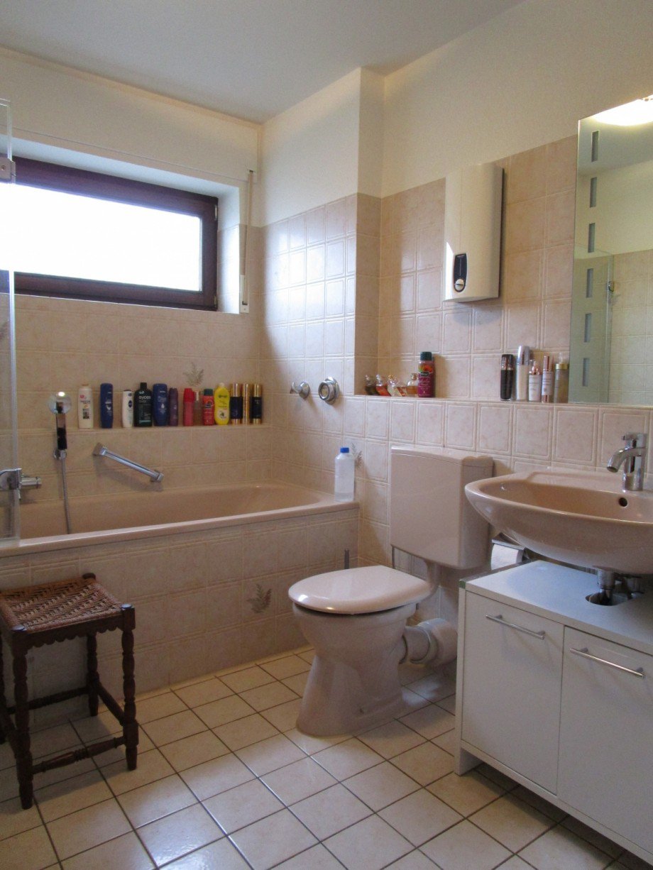 Ansicht Badezimmer mit Wanne und WC Etagenwohnung Sankt Augustin