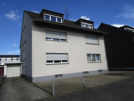 Hausansicht Sankt Augustin / Menden (Rheinland) Etagenwohnung SANKT AUGUSTIN-MENDEN, sch�ne Dachgeschosswohnung, 2 Zimmer mit ca. 45 m� Wfl., Keller, Garage