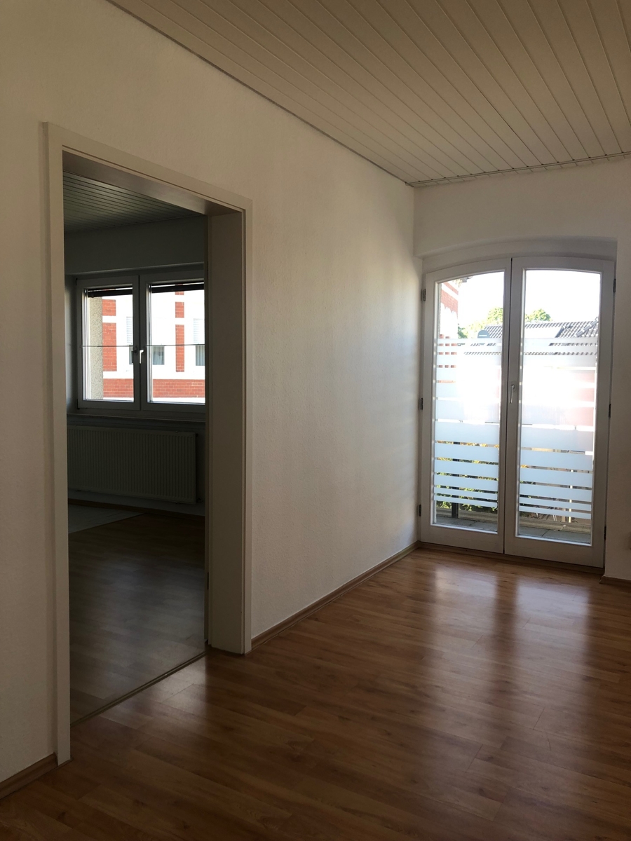 Wohnzimmer mit Zugang auf den Balkon Etagenwohnung Sankt Augustin