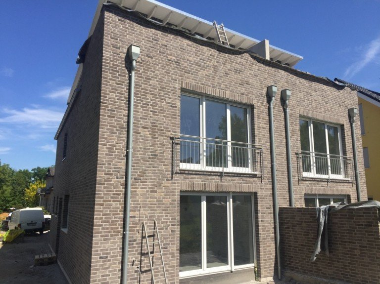 R�ckansicht Siegburg Doppelhaush�lfte SIEGBURG-NORD, Erstbezug, Neubau-DHH mit 4 Zi., ca. 140 m� Whf., KfW 55 Haus, Carport und Garten.