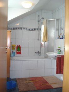 Bad Bild 1 Neunkirchen-Seelscheid, Niedrigenergie DHH,96 m�, 3 Zi., Garten,Terrasse, Balkone, ruhige zentr.Lage