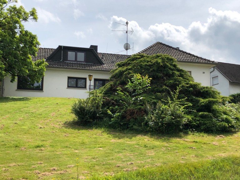 Blick zum Haus Eitorf Einfamilienhaus EITORF-ZENTRAL, Bungalow, ca. 130 m� WNfl. sch�nes GrSt. ca. 1.628 m�, Terrasse, Garage, Vollkeller