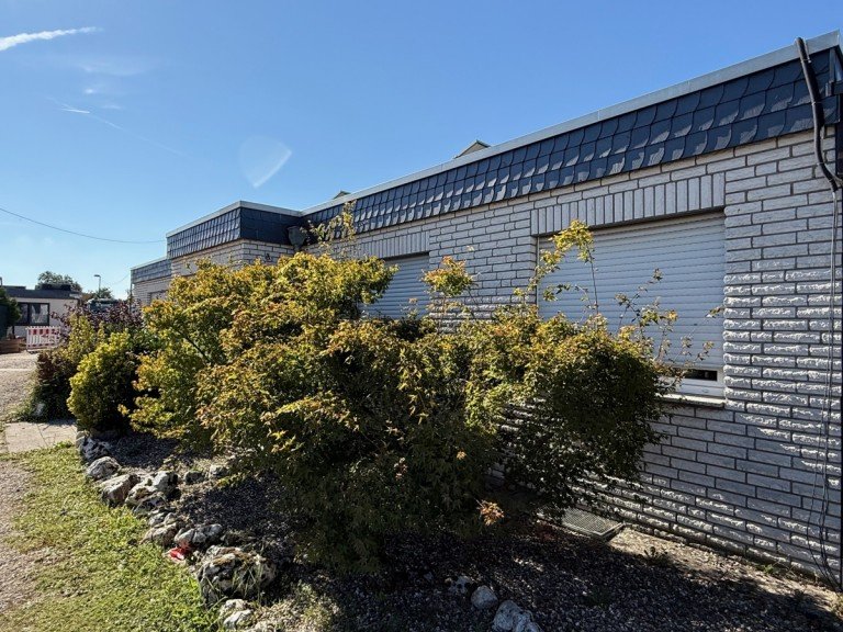 Hausansicht Troisdorf / Eschmar Bungalow TROISDORF ESCHMAR top Bungalow, Bj. 2004, 5 Zimmer, ca. 160 m� Wfl. 460 m� GrSt., Keller, Garage, PV