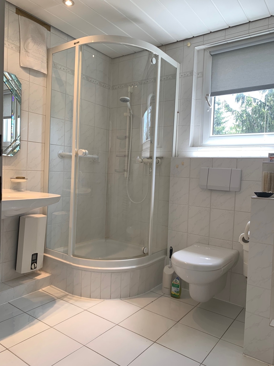 Bad mit Dusche und WC im 1. OG Zweifamilienhaus Troisdorf