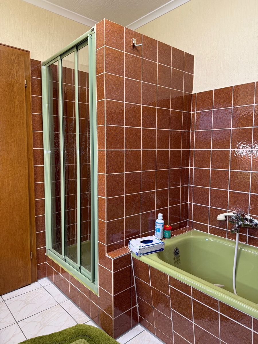 2 tes Badezimmer mit Wanne und Dusche Einfamilienhaus Thomasberg