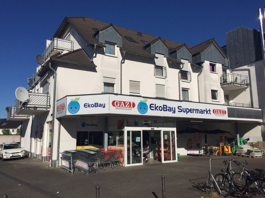 Frontansicht mit Supermarkt Etagenwohnung Sankt Augustin / Niederpleis