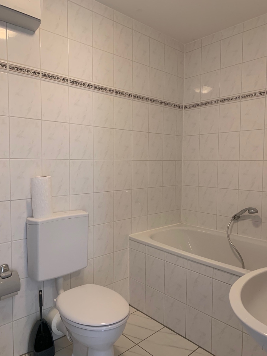 Ansicht Bad mit Wanne und Dusche Etagenwohnung Bonn