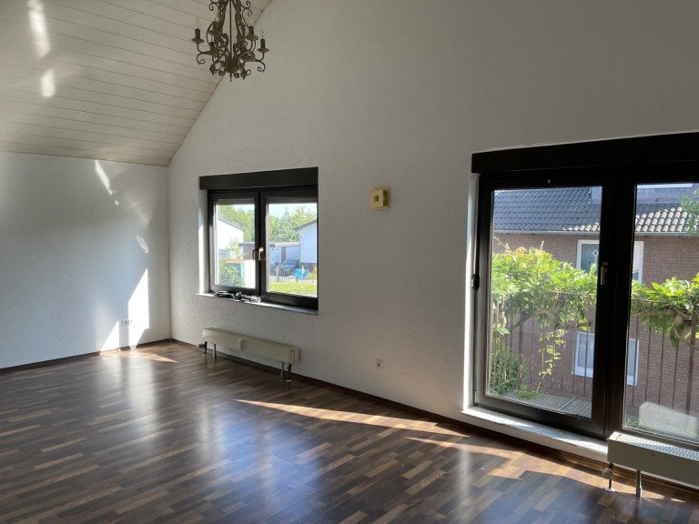 Wohnbereich Lohmar / Birk - Birk Etagenwohnung LOHMAR-BIRK, gepflegte, helle 5-6 Zi. Whg. im 1.OG, ca.117 m� Wfl. mit EBK und Balkon + Stellplatz
