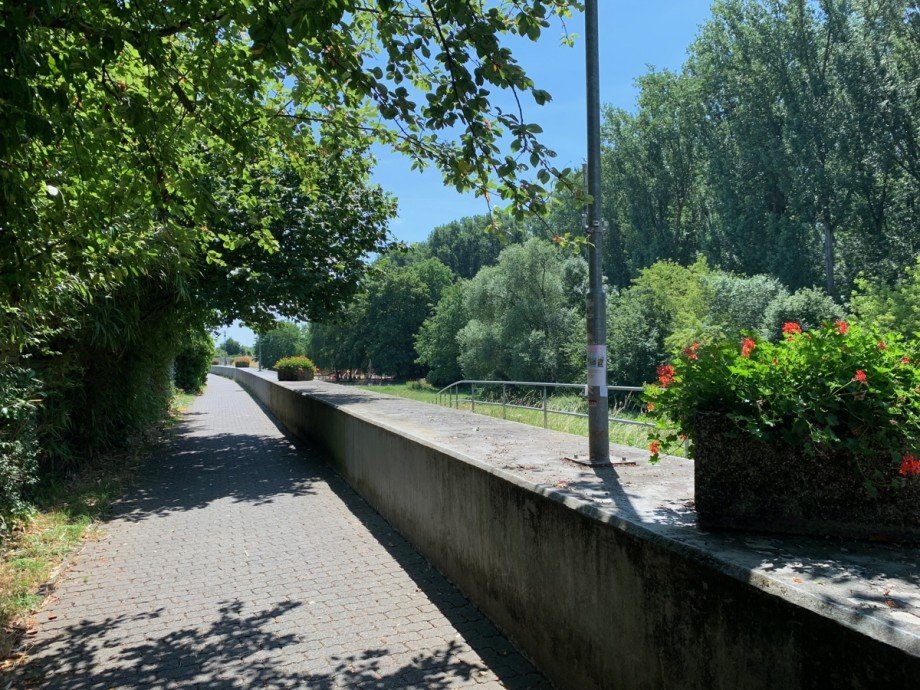 Weg zum Spielplatz und Fahrradweg Doppelhaush�lfte Niederkassel
