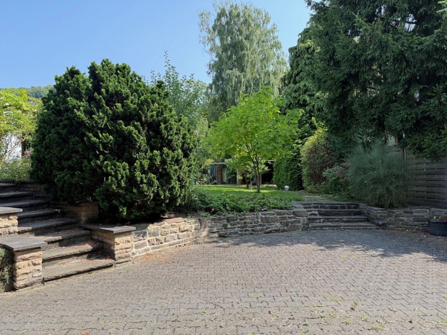 befestigte Fl�che hinter dem Haus Einfamilienhaus Bonn