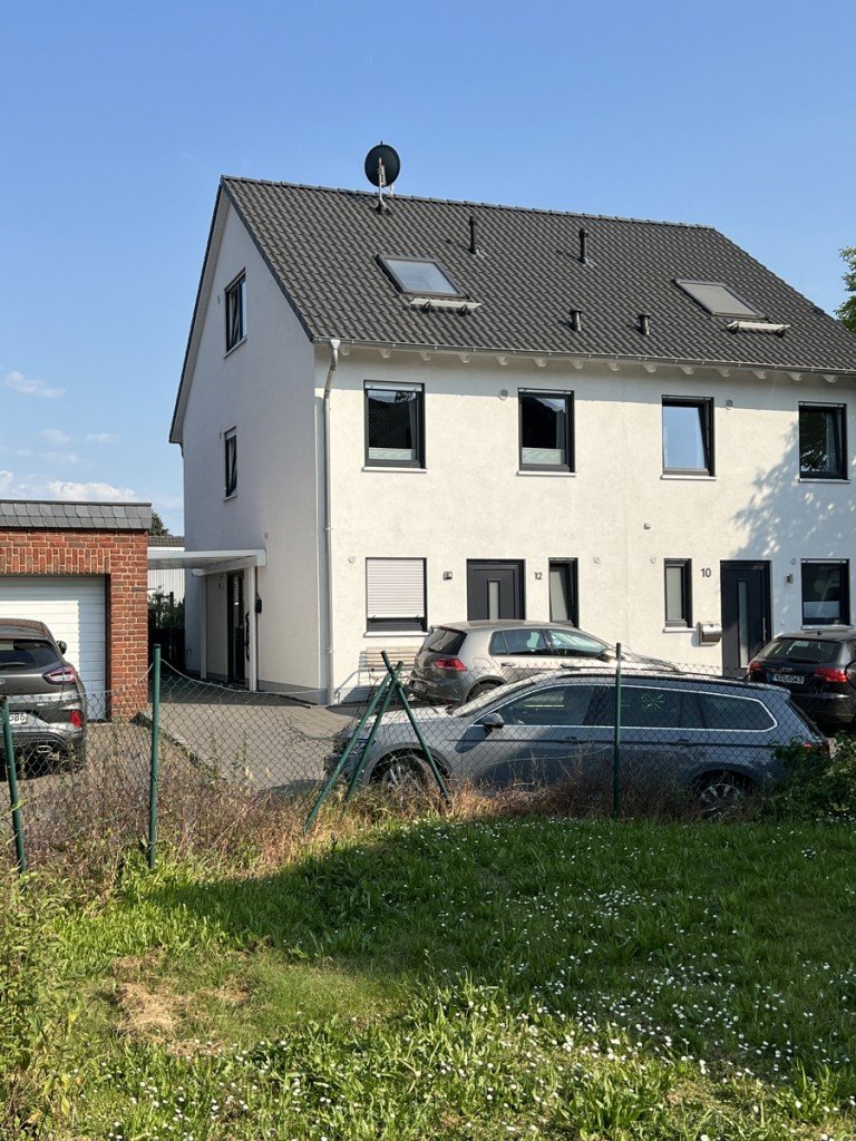 Vorderansicht Pulheim / Geyen Doppelhaush�lfte PULHEIM - GEYEN, moderne, helle Doppelhaush�lfte mit ca. 120 m� Wfl., Bj. 2018, Carport und Garten