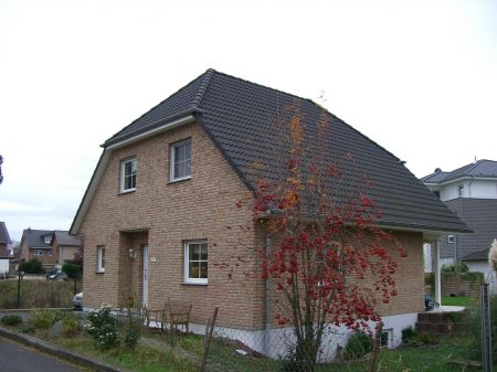 Hausansicht Niederkassel - Mondorf Einfamilienhaus Niederkassel - Mondorf, TOP - freistehendes EFH, ca. 121 m� Wfl, Kamin, Garten
