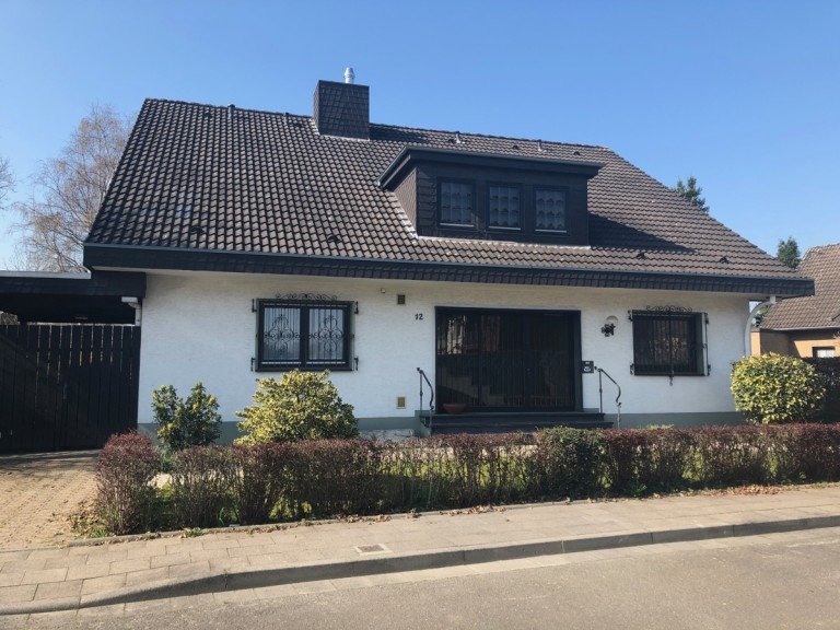 Objektansicht Sankt Augustin - Niederberg Einfamilienhaus SANKT AUGUSTIN-NIEDERBERG, freist. 1-2 Fam.Haus, 8 Zi., ca. 280 m� Wfl., + Keller, ca. 615 m� GrSt.