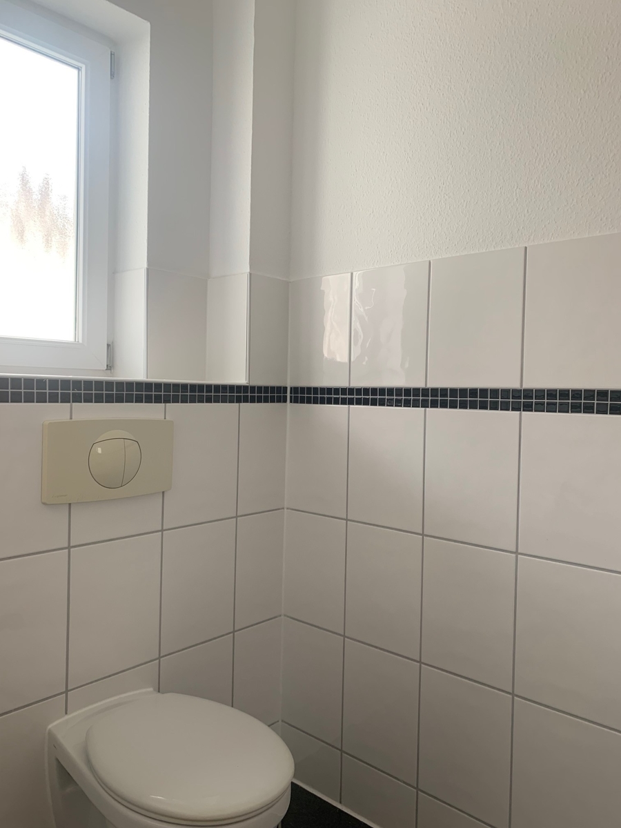 G�ste-WC mit Fenster im EG Reihenhaus Hennef