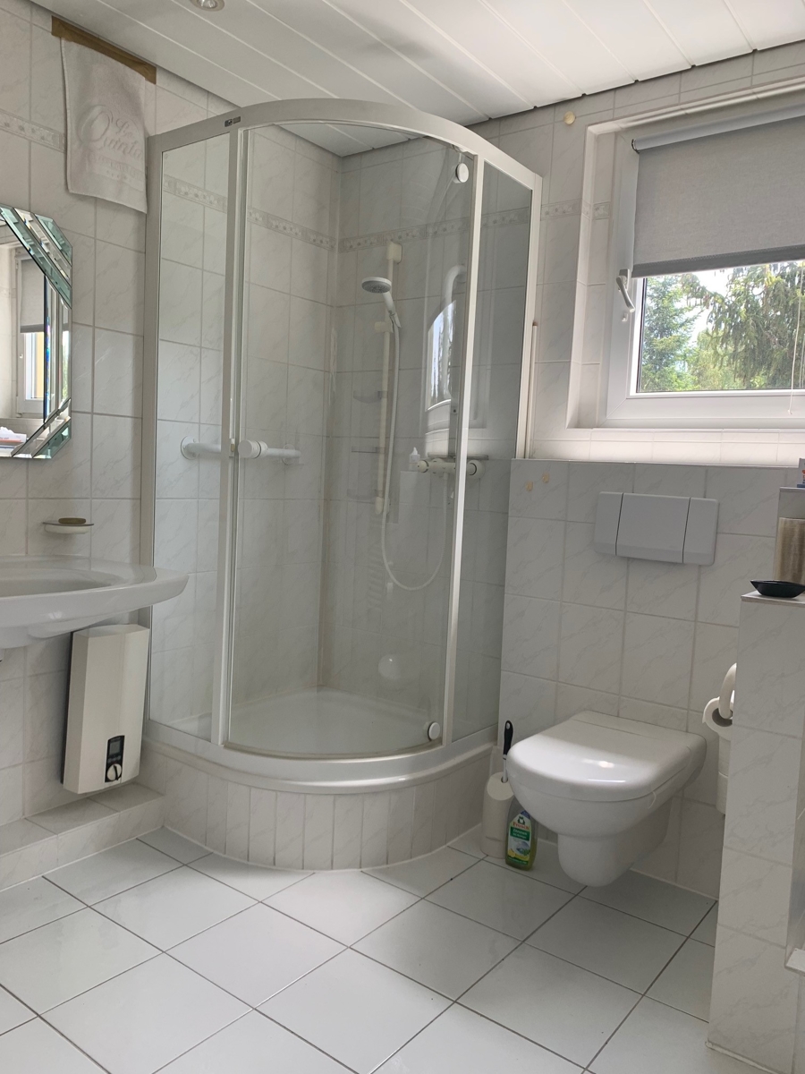 Bad mit Dusche und WC im 1. OG Zweifamilienhaus Troisdorf