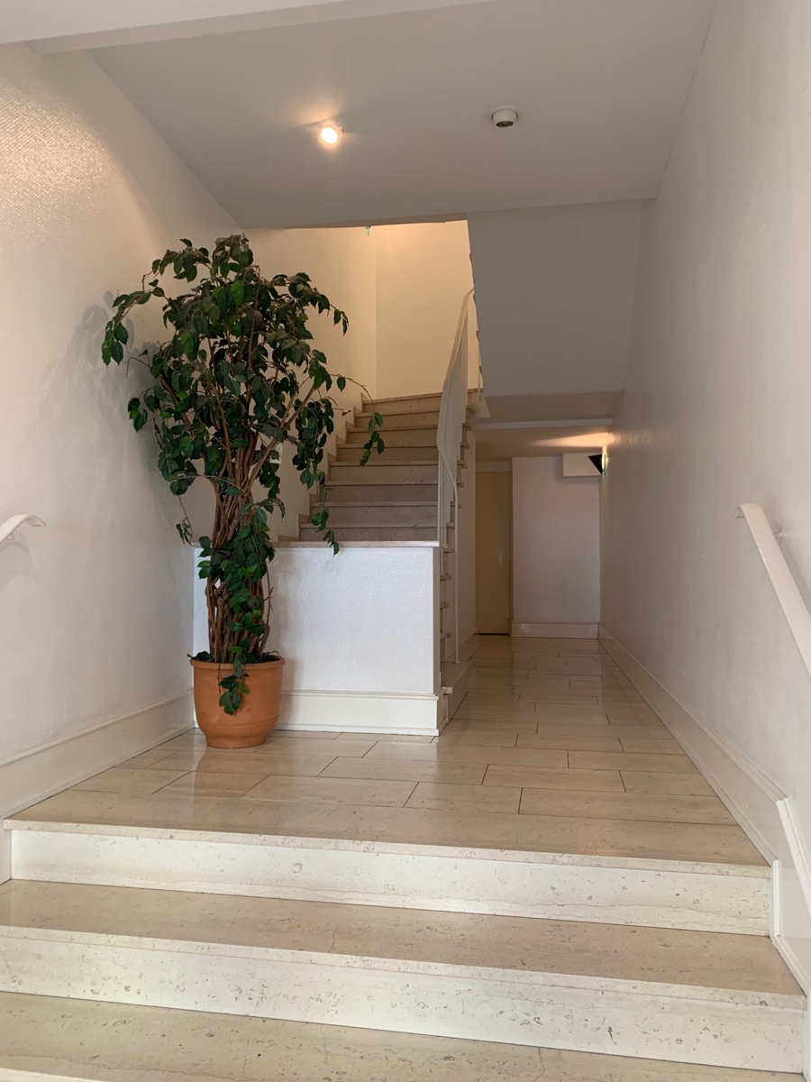 Hauseingang-Treppenhaus Etagenwohnung K�ln