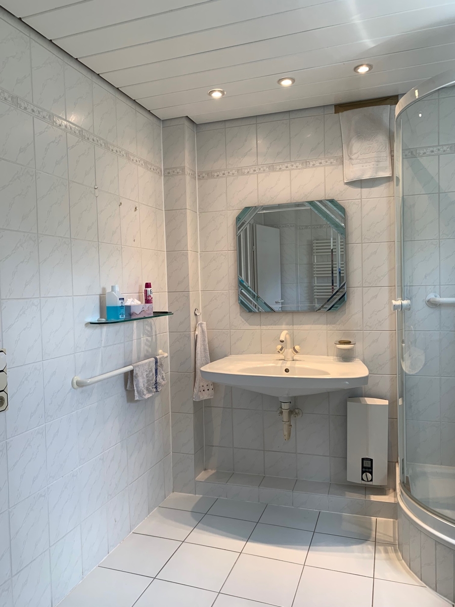 Bad mit Dusche und WC im 1. OG Zweifamilienhaus Troisdorf