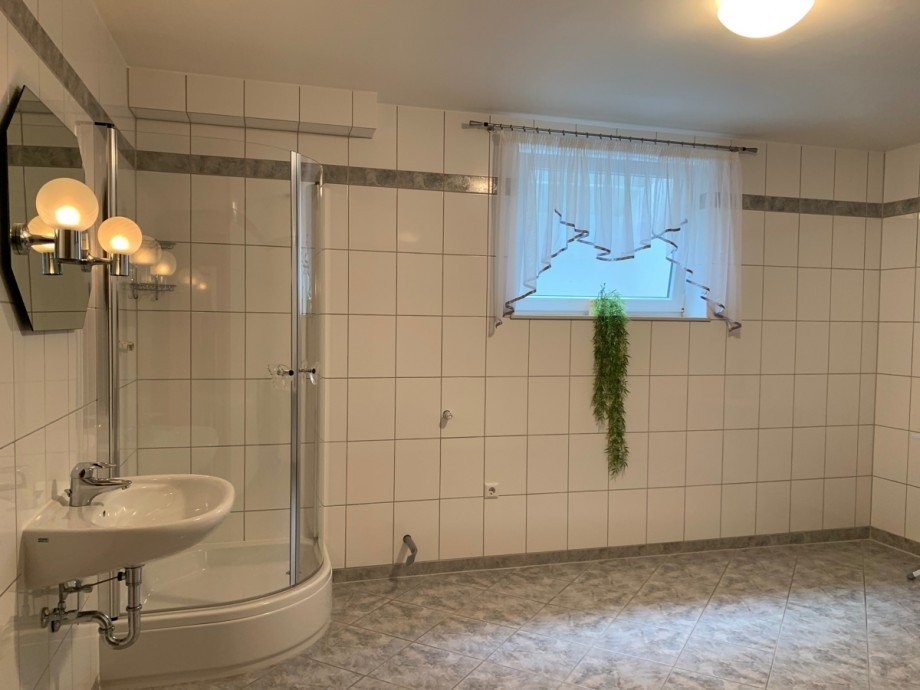 Ansicht gro�er Raum f�r Sauna mit Dusche Doppelhaush�lfte Sankt Augustin