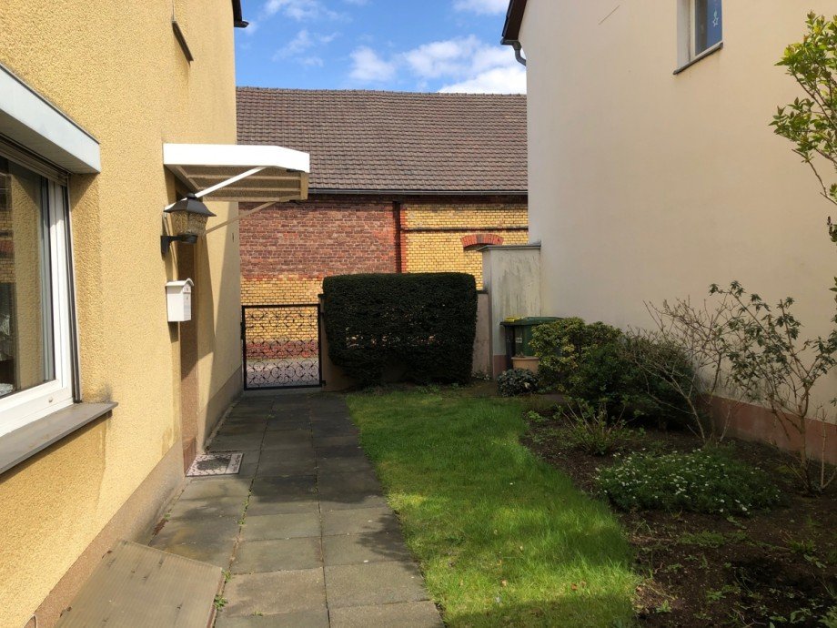 Seitenansicht mit Tor Doppelhaush�lfte Sankt Augustin