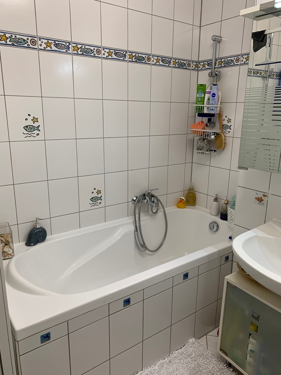 Ansicht Badezimmer mit Wanne und Dusche Reihenhaus Sankt Augustin