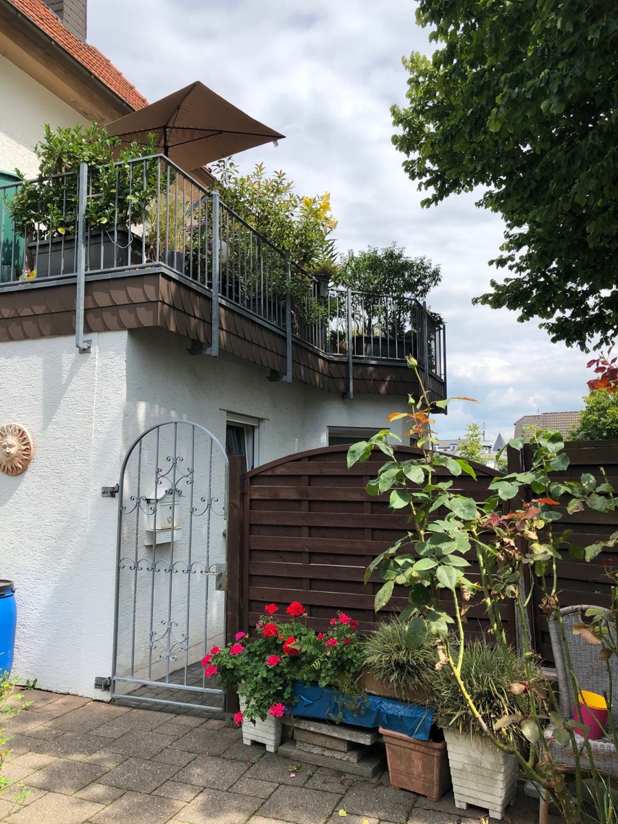 Seitenansicht auf die Terrasse links im 1. OG Einfamilienhaus Hennef (Sieg)