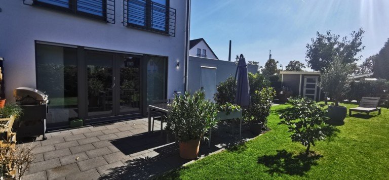Hausansicht mit Garten Niederkassel Reihenendhaus NIEDERKASSEL tolles, modernes Einfamilienhaus Bj. 2020, 5 Zimmer, ca. 154 m� Wfl. Vollkeller, Garten