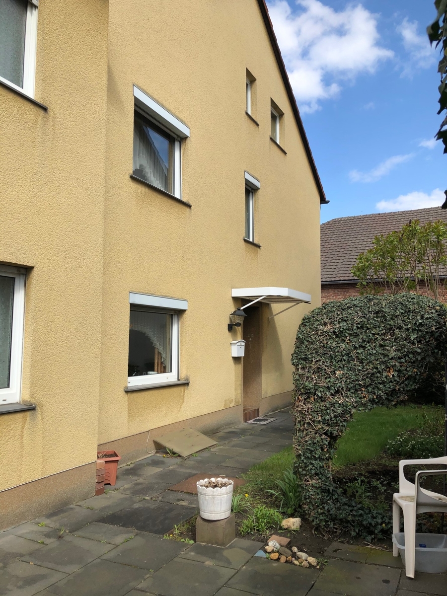 Seitenansicht mit Tor zur Strasse Doppelhaush�lfte Sankt Augustin