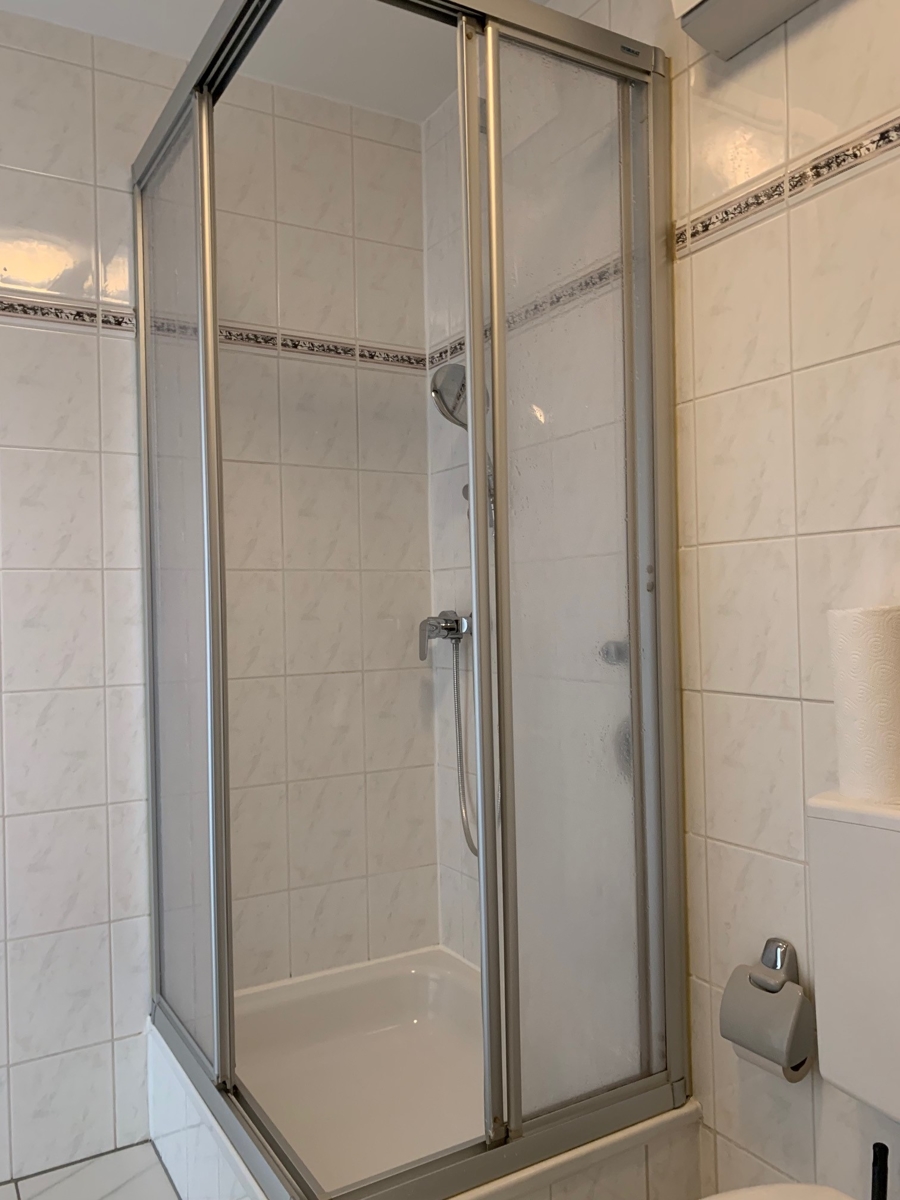 Ansicht Bad mit Wanne und Dusche Etagenwohnung Bonn