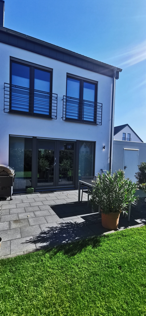 Ansicht Haus mit Terrasse Reihenendhaus Niederkassel