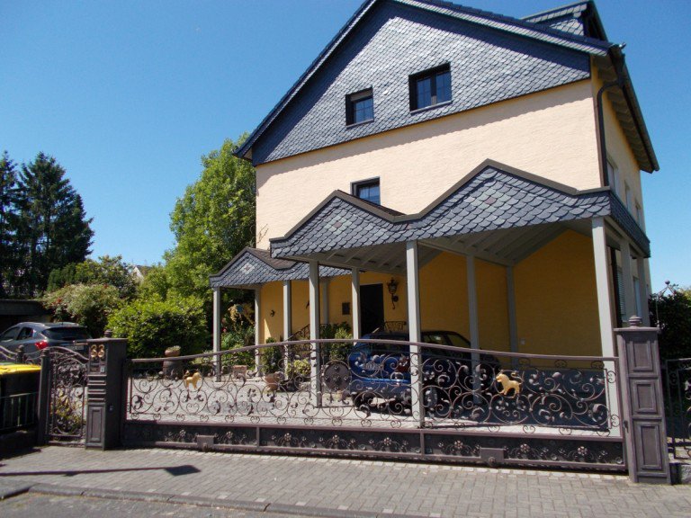 Hausansicht Sankt Augustin Mehrfamilienhaus SANKT AUGUSTIN zentrale Lage, 3 Fam.Haus, ca. 240 m� Wfl. (3-4 Zi.) ca. 588 m� GrSt. Garage, Carport