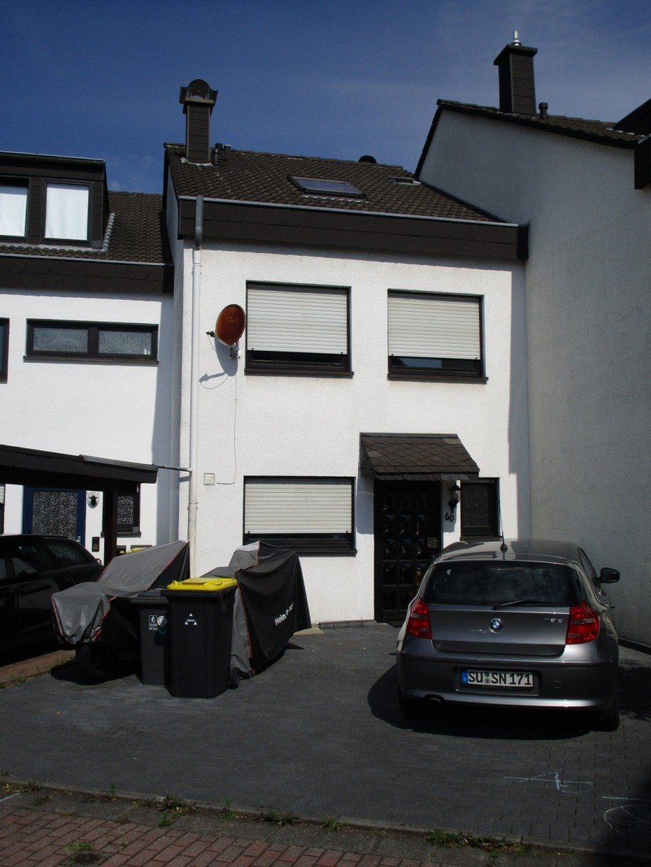 Hausansicht mit Parkplatz Reihenhaus Sankt Augustin
