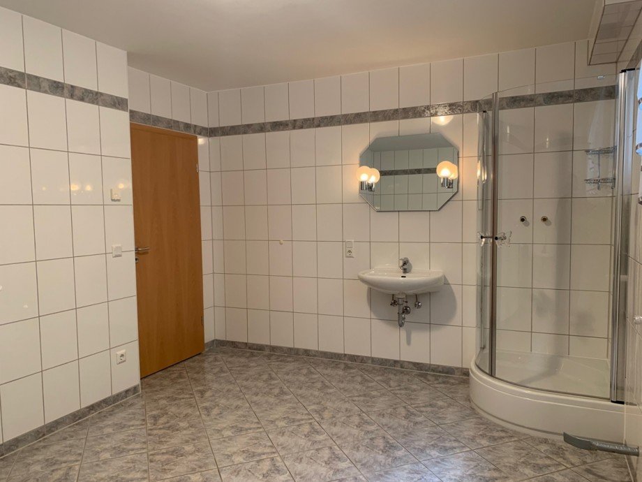 Ansicht gro�er Raum f�r Sauna mit Dusche Doppelhaush�lfte Sankt Augustin