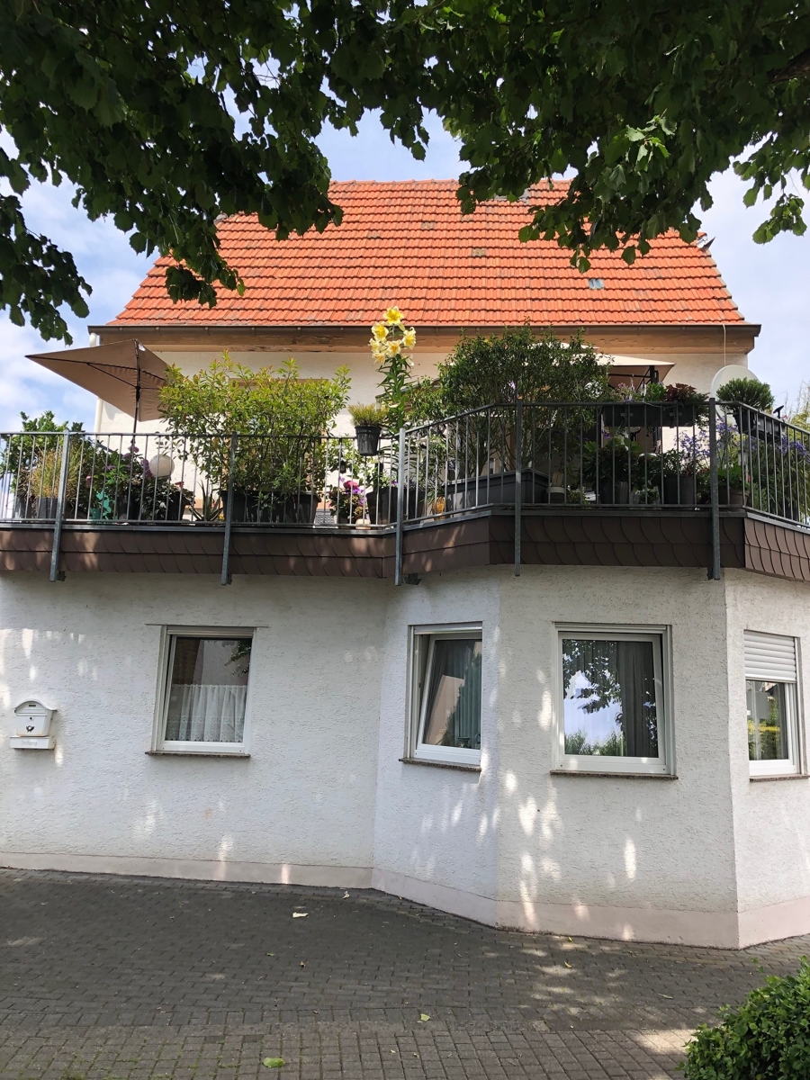 Hausansicht mit Terrasse links im 1. OG Einfamilienhaus Hennef (Sieg)